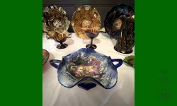 Wreath of Roses, Fenton. Bonbon. Bleu