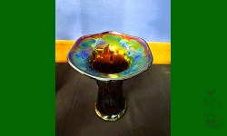 Beaded Bullseye, Imperial.  Vase améthyste trapu évasé. Irisation bleu électrique. Magnifique!