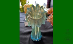 Vase Corinth JIP, bleu opalin. M. Coupal n'a pu présenter sa belle pièce...
